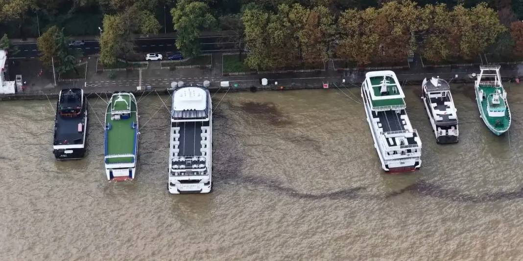 İstanbul Boğazı renkten renge girdi: Kıyıda 200 metrelik alan... 5